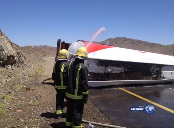 الدفاع المدني بالمدينة يباشر انقلاب ناقلة وقود “ديزل” طريق تبوك المدينة‎