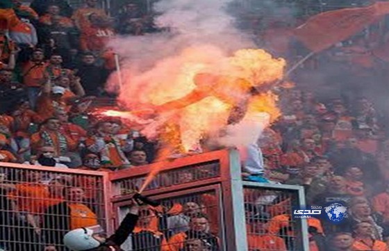 بالفيديو.. اشتعال النار في أحد الجماهير بالمدرجات