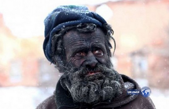 فيديو …أقذر رجل في أوروبا يعيش بين النار والرماد