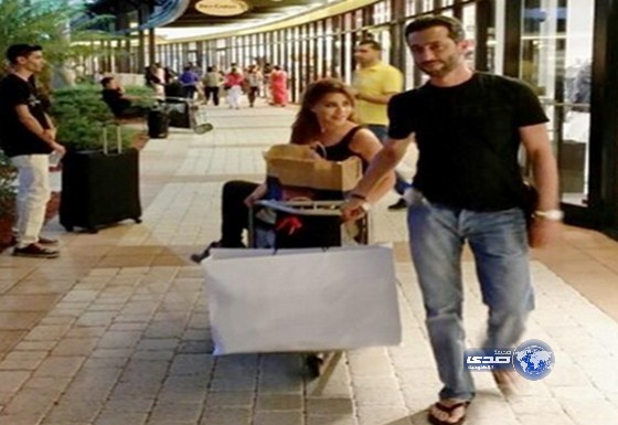 مدير أعمال نجوى كرم  يجرّ عربة تسوق وهي بداخلها