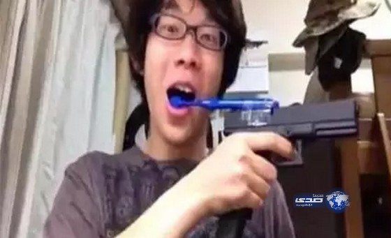 بالفيديو: ياباني ينظف أسنانه بواسطة مسدس