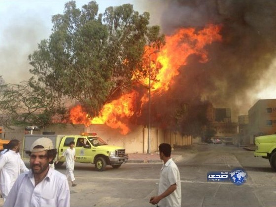 بالصور والفيديو.. حريق بمقبرة الجبيل يُخلي عدداً من المنازل