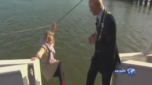 بالفيديو..مراسلة تقع في النهر أثناء البث المباشر