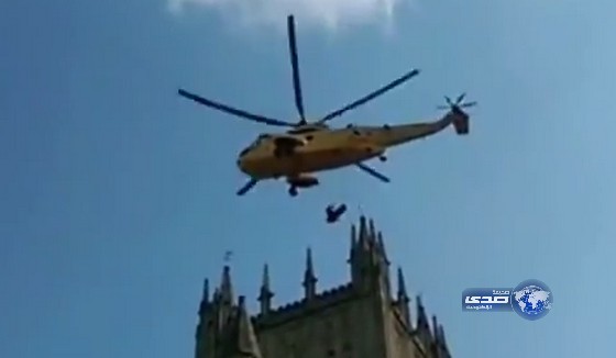 بالفيديو: إنقاذا مسنة علقت بين برجين باستخدام مروحية