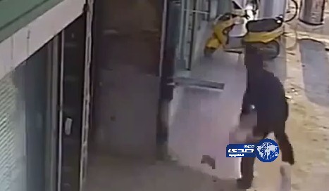 بالفيديو..رجل ينتقم من أسرة بقذف طفلهم وسط الشارع