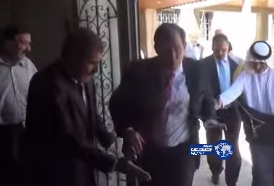 بالفيديو..وجبة غذائية تسبب في تعثرالسفير الأميركي بالأردن