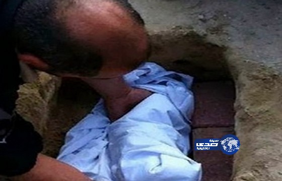 يدفن مولودته الجديدة حية بعد يوم من ولادتها