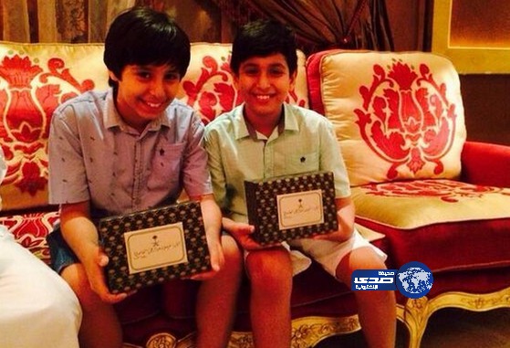 صورة تجمع فيصل الغامدي وشقيقة أحمد بعد تسلمهما هدية خادم الحرمين