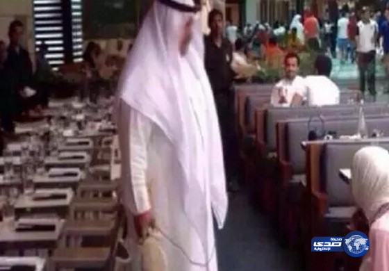 بالفيديو: كويتي يتجول مع &#8220;ضب&#8221; في مطعم ويرعب الزبائن