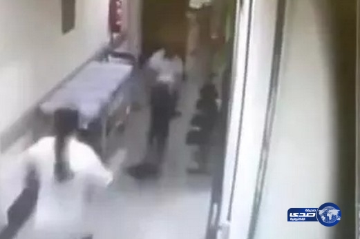 بالفيديو: ثور هائج يطارد ثلاث ممرضات بمستشفى برازيلي