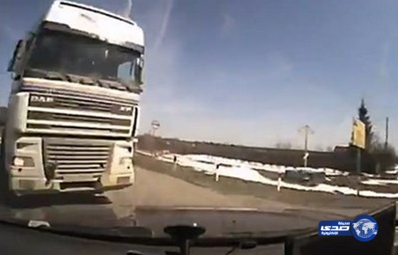 بالفيديو.. سائق يصور لحظات وفاته في حادث مروع