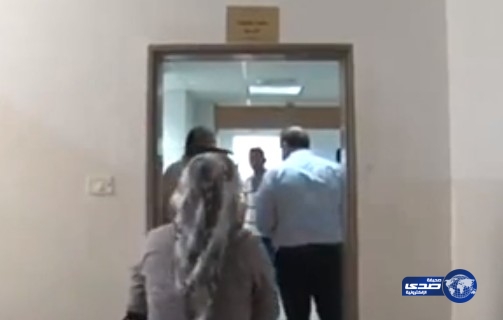 بالفيديو..مقتل فلسطينية على يد زوجها في المحكمة