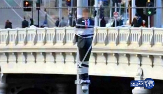 تعليق نائب برلماني على عمود كهربائي لاختلاسه المال العام