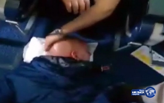 بالفيديو.. راكب طائرة : “أنا النبي وأنتم يهود”