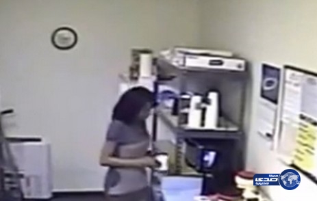 فتاة استبدلت حليب العبوة بحليبٍ من صدرها لكي ترضع زميلها!