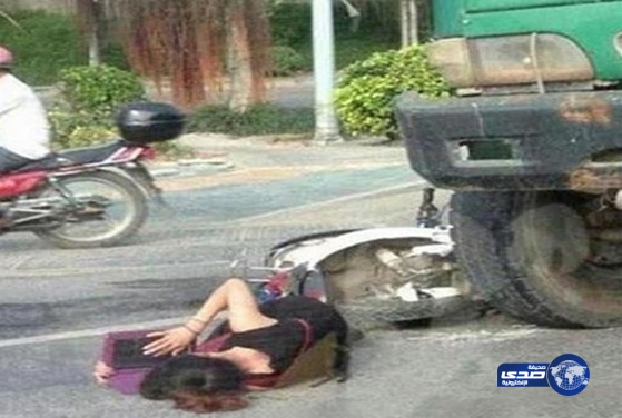 تلميذة صينية تراجع درسها أثناء انتظارها الإسعاف بعدما صدمتها سيارة