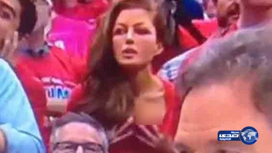 فتاة تحوَّلت إلى نجمة مشهورة بعدما وضعت يديها على صدرها!