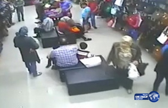 بالفيديو.. سيدة مصرية تنشل حقيبة يد بطريقة جريئة