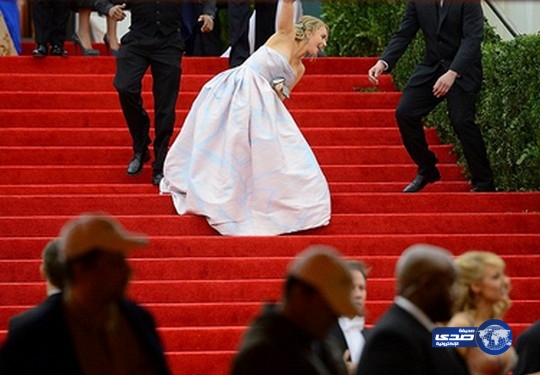 سقوط نجمة هوليوود هايدن بانتير وهي على السجاد الاحمروالكاميرات بالمرصاد