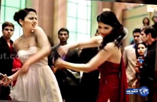 بالفيديو: ملكة جمال الهند تصفع زميلتها على الهواء مباشرة