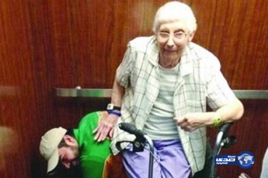 شاب يحول نفسه إلى “كرسي بشري” لمساعدة مُسنة