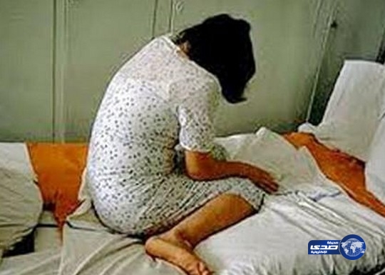 القبض على امرأة جمعت بين رجلين في عجمان