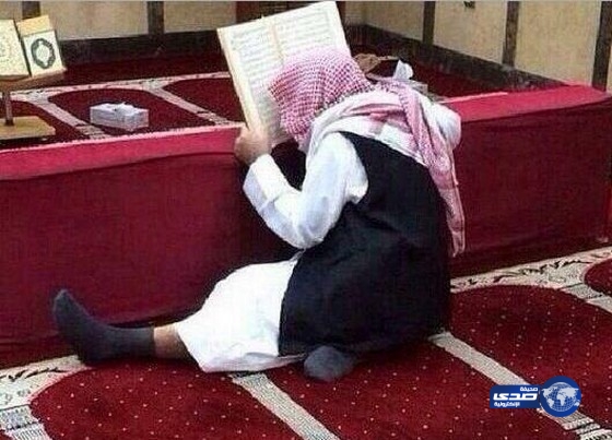 صورة لمسن يجاهد لقراءة القرآن بالمسجد رغم ضعف بصره تجتذب المغردين