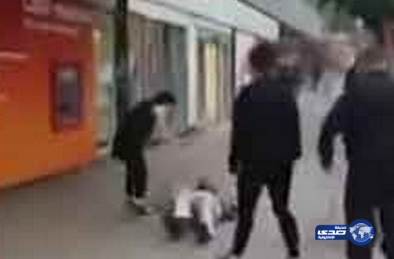 بريطانية تضرب رجلاً مسناً وتبصق في وجهه!