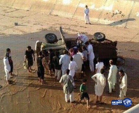 سقوط مركبة حكومية من جسر وإصابة قائدها بحقل