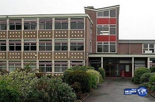 معلم يجبر طالبة على أداء رقصة ماجنة في المدرسة