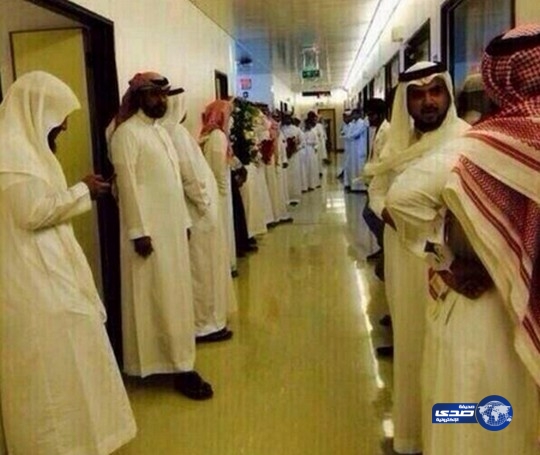 الممر المؤدي لغرفة إبراهيم يكتظ بالزوار للسلام عليه، بعد مانشر حالته في تويتر