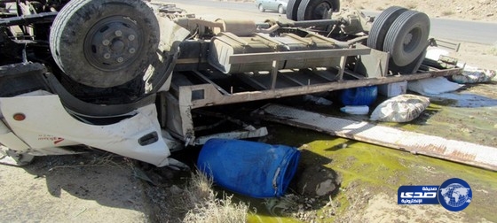وفاة شخص بانقلاب شاحنة على طريق الصناعية بخميس مشيط