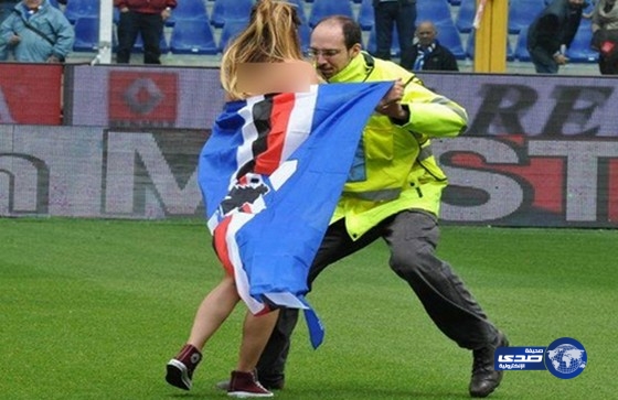 فتاة “عارية” تقتحم مباراة سامبدوريا ونابولي!