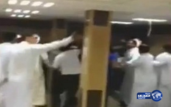 بالفيديو .. مضاربة بين مصريين وكويتيين داخل مستشفى حكومي