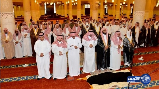 أمير الرياض ونائبه يؤديان صلاة الميت على والدة سمو الأميرة جهير بنت عبدالله بن سعود بن عبدالعزيز