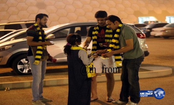 طفله بـ “مريول المدرسة” تبيع أعلاما رياضية في استاد الملك فهد