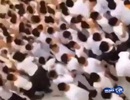 بالفيديو.. طلاب ابتدائي يهتفون بصوت واحد احتجاجا على نقل مديرة مدرستهم