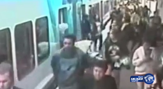 بالفيديو: أم تنتشل طفلتها من عجلات القطار