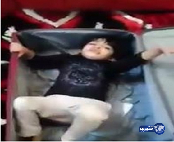 بالفيديو.. مواطن يحبس طفلته داخل حقيبة تخلصاً من إزعاجها