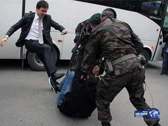 بالصور..مسؤول تركي كبير يضرب أحد المحتجين