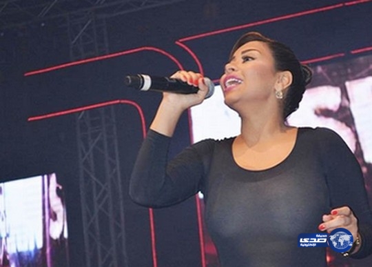 ملابس شيرين تتسبَّب بخلافها مع الصحافة