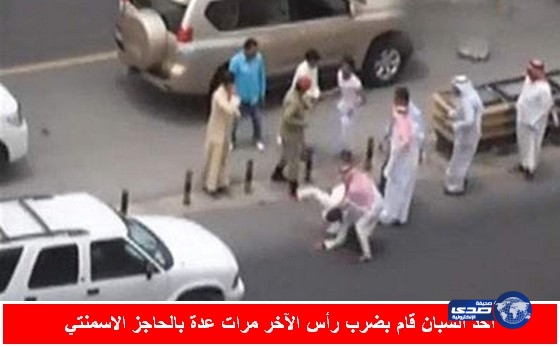 بالفيديو.. “مضاربة عنيفة” تعطل المرور في احد شوارع الكويت