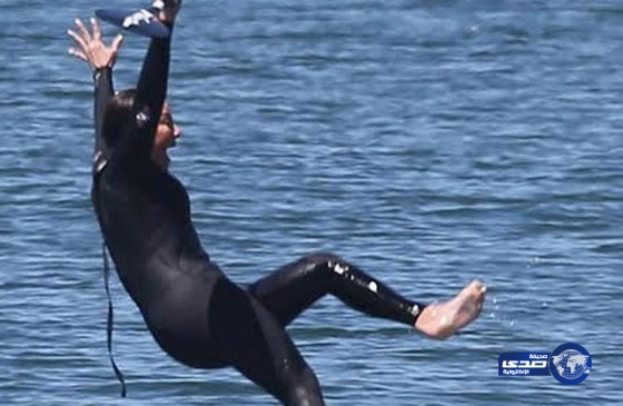 بالصور.. كاردشيان تسقط في البحر