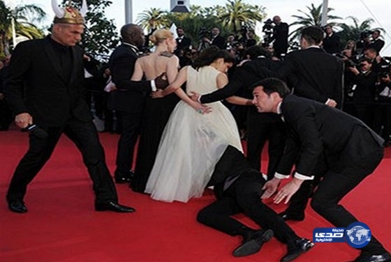 صحافي يقتحم مهرجان كان ويُدخل رأسه بالكامل بفستان نجمة عالمية