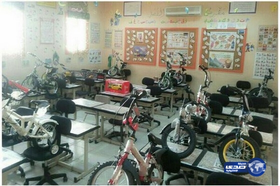 معلم يجهز هدايا ليفاجئ بها طلابه بالصف الأول ابتدائي في مدرسة شيبة بن عثمان بـجدة