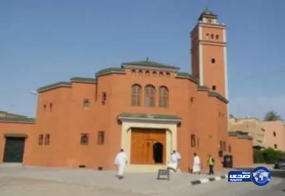 فتيات عاريات يرقصن أمام باب مسجد