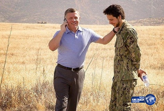 ملك الاردن للملكة رانيا ..ولي العهد قفز بالمظلة ونزل بسلام (صور)