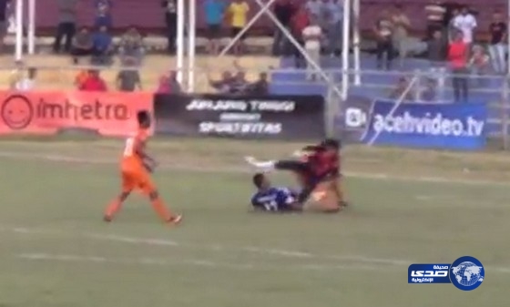 بالفيديو…وفاة لاعب بسبب تدخل عنيف من حارس مرمى