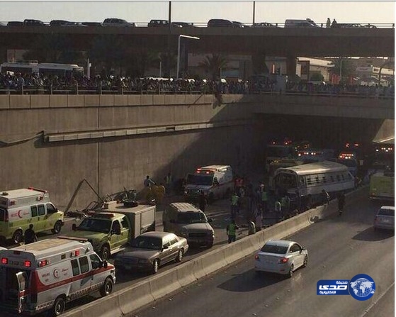 مصرع شخص وإصابة 60 آخرين في سقوط حافلة بتقاطع الملك فهد (صور)