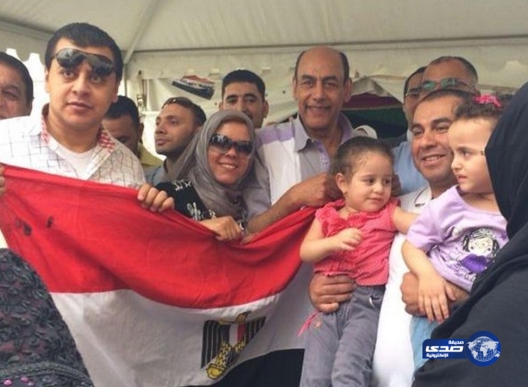 أحمد بدير يصوت للسيسي من الرياض (صور)